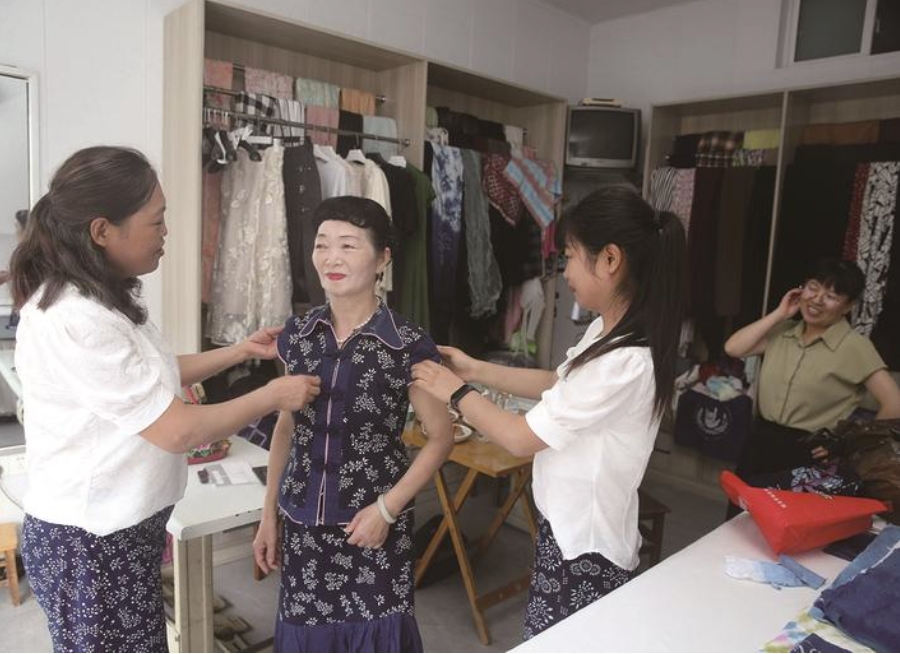 女承母業(yè)從事中高檔服裝定制，并創(chuàng)立服裝品牌——聽(tīng)障女孩無(wú)聲世界追尋霓裳夢(mèng)