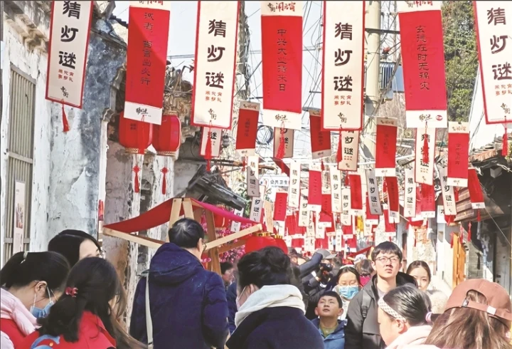 市民齊聚寺街City Walk、搓湯圓、猜燈謎