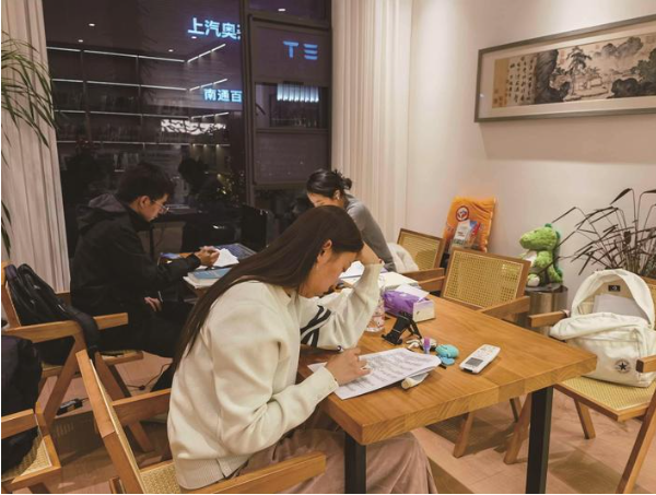 點亮夜讀時光 享受“書式”生活