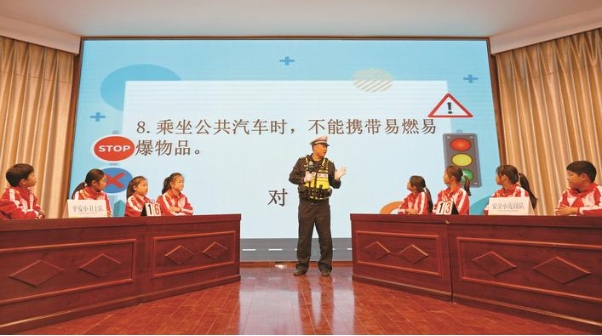 交警向學生解答交通安全知識競答題