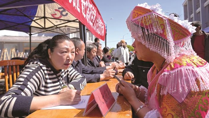 人大代表傾聽(tīng)民意